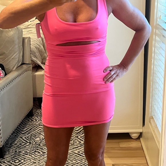 Forever 21 Dresses & Skirts - Forever 21 bodycon dress with front cut out. Barbie pink. Size Small!